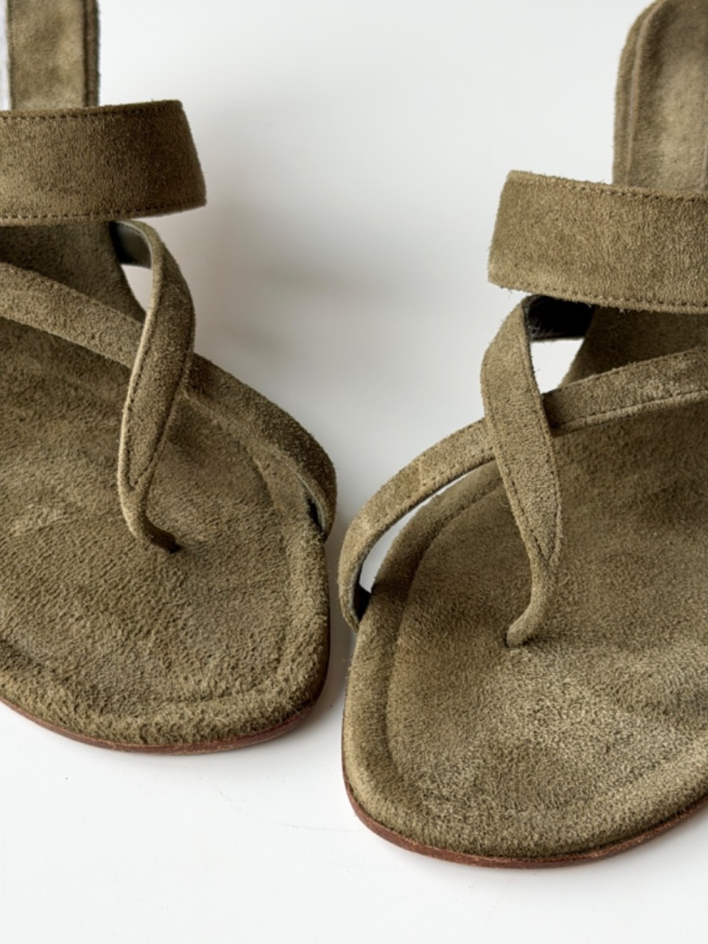 Vintage Manolo Blahnik olive suede thong sandals, IT 37.5, approx. US 7 - Picture 8 of 10